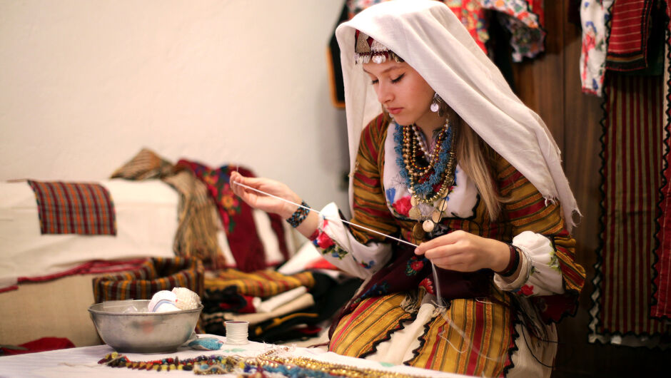 Низане на традиционни накити от мъниста - показва Аника Романова от село Старцево