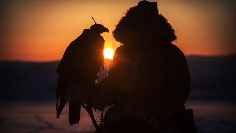 Скален орел, оборудван с камера, прелетя над снежните планини в Казахстан (ВИДЕО)