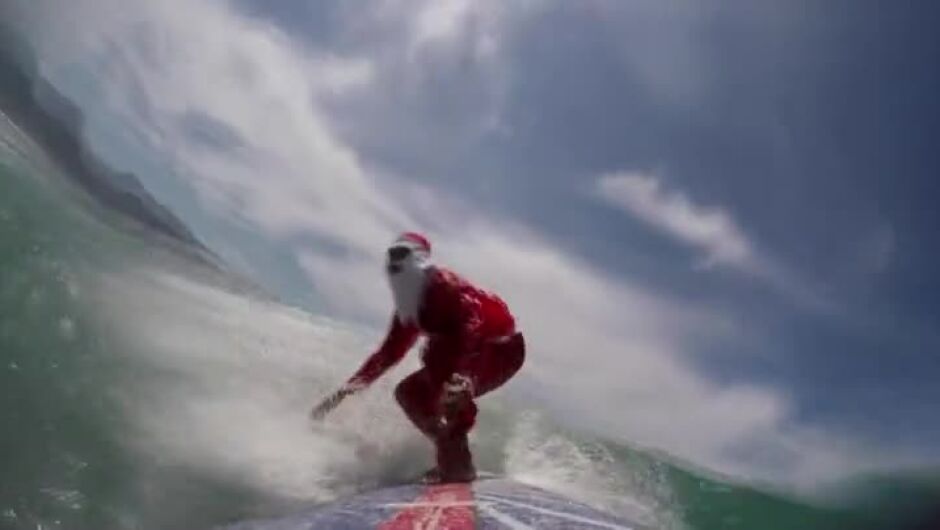 Дядо Коледа смени шейната със сърф в Бразилия (ВИДЕО)