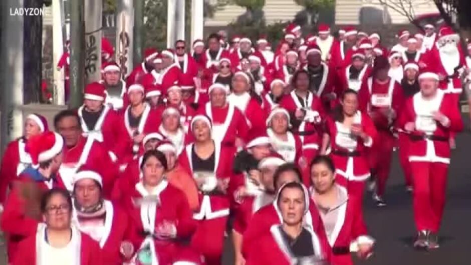 Хиляди, облечени като Дядо Коледа, се състезаваха с благотворителна цел (ВИДЕО)