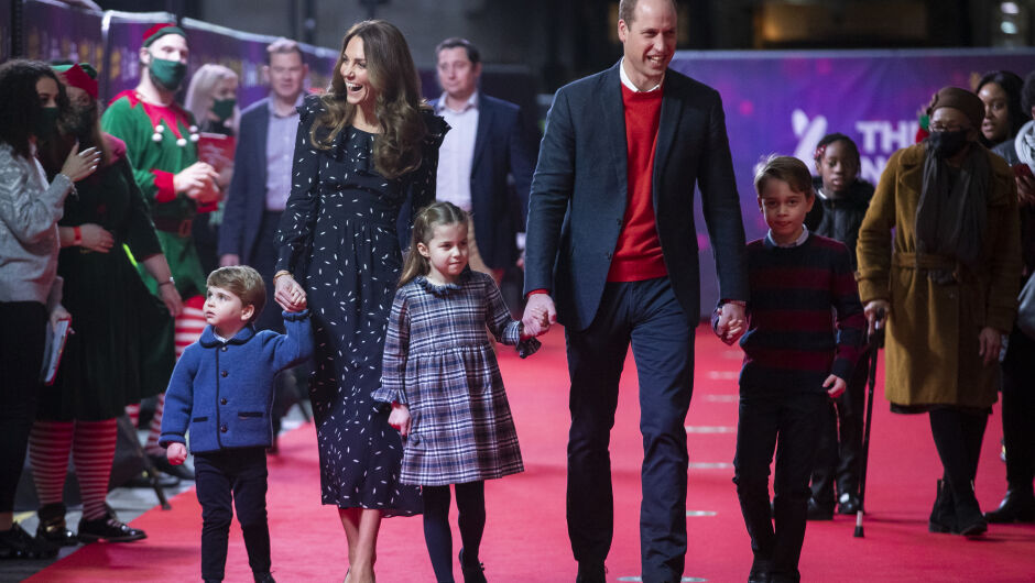 Принц Уилям и Кейт с децата на коледно представление (ВИДЕО)