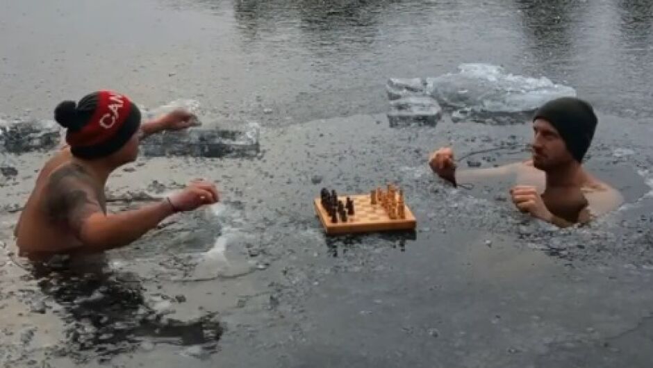 Снежен гамбит: канадци играят шах в замръзнало езеро (ВИДЕО)