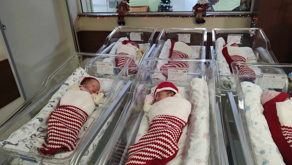 Чудото на Рождество! 17 бебета в коледни чорапчета в Бургас (ВИДЕО)
