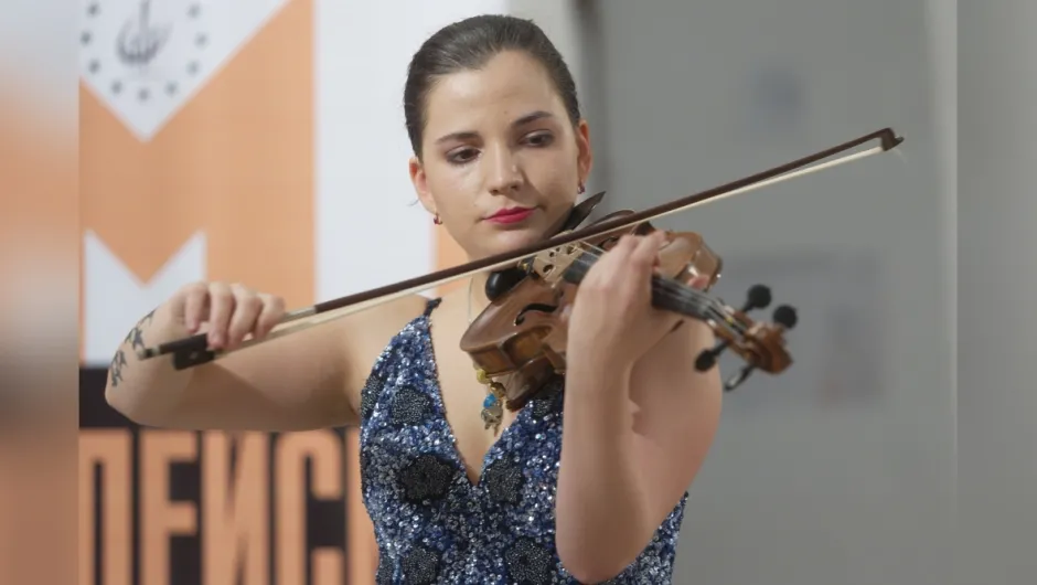Младата цигуларка Йоанна Русева открива 2024г. със Софийската филхармония