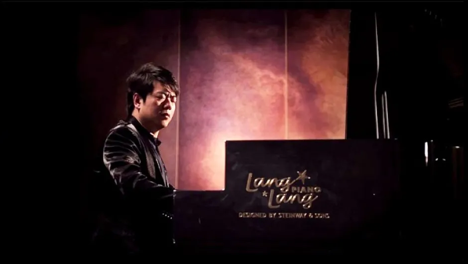 Ланг Ланг изпълнява „Омразната осморка”