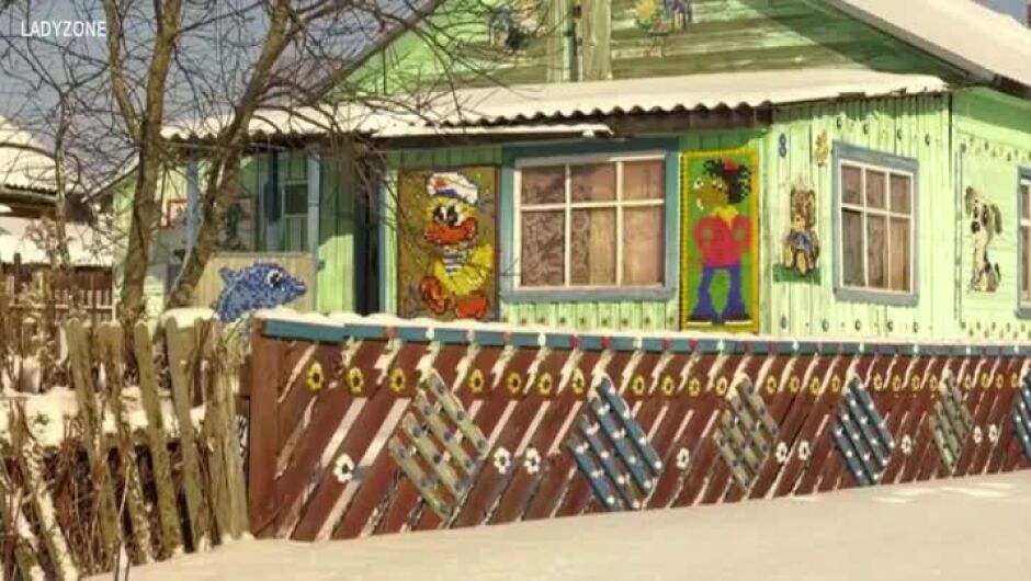 Руска пенсионерка използва 2 тона капачки, за да направи весели мозайки на селската си къща (ВИДЕО)