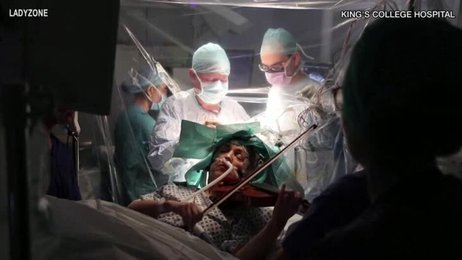 Пациентка свири на цигулка, докато отстраняват тумор от мозъка й (ВИДЕО)