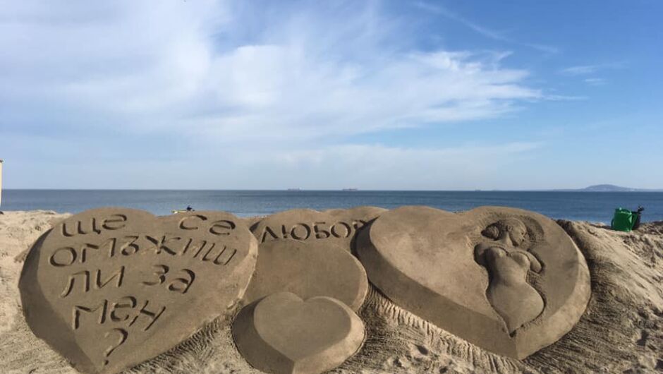 Необичайно: предложение за брак, изваяно в пясъка на плажа в Бургас (ВИДЕО)