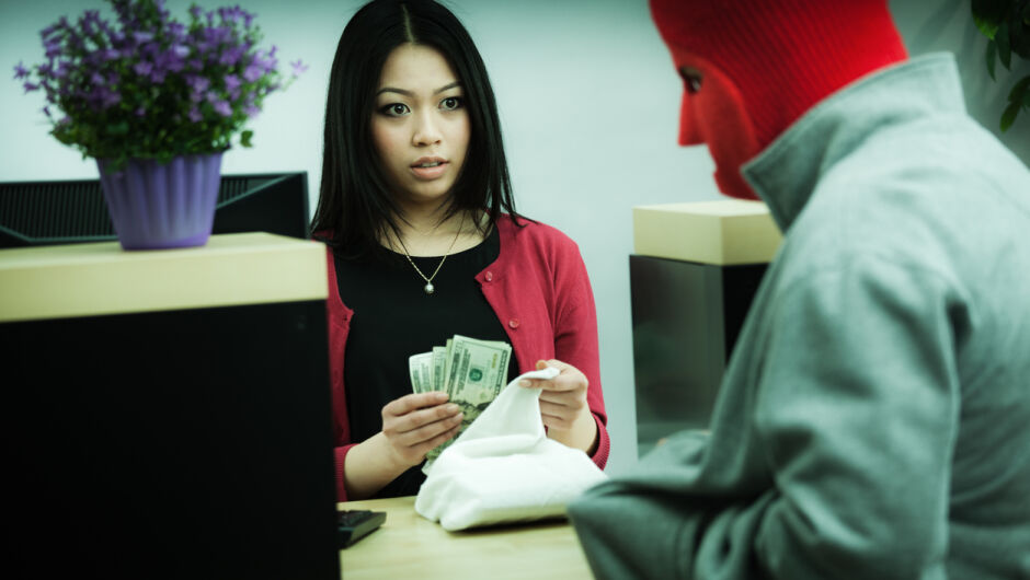 Раздялата е трудна: Мъж ограбва банка, не за пари, а заради жена си