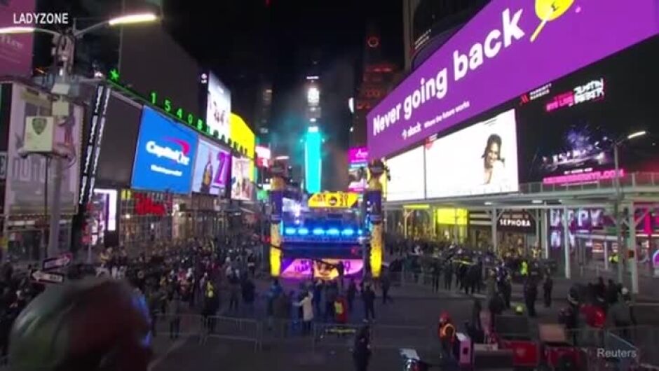 За кого пяха Джей Ло и Глория Гейнър на Нова година в Ню Йорк (ВИДЕО)