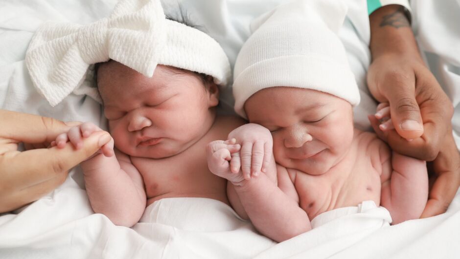 Брат и сестра се родиха с 3 минути разлика, но в различни години