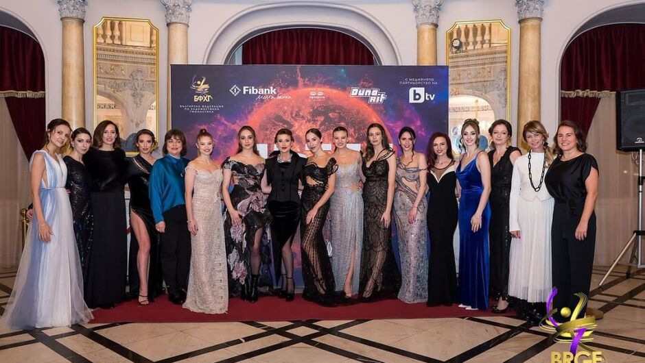 Златните момичета заблестяха на премиерата на „Пътят“ с рокли на българска дизайнерка (СНИМКИ и ВИДЕО)