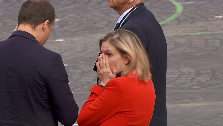 Френска министърка в паника, забравила маската си за лице секунди преди празненствата по случай Деня на Бастилията (ВИДЕО)