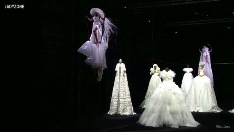 Нова колекция на Валентино показа 5-метрови бели рокли като символ на надеждата (ВИДЕО)