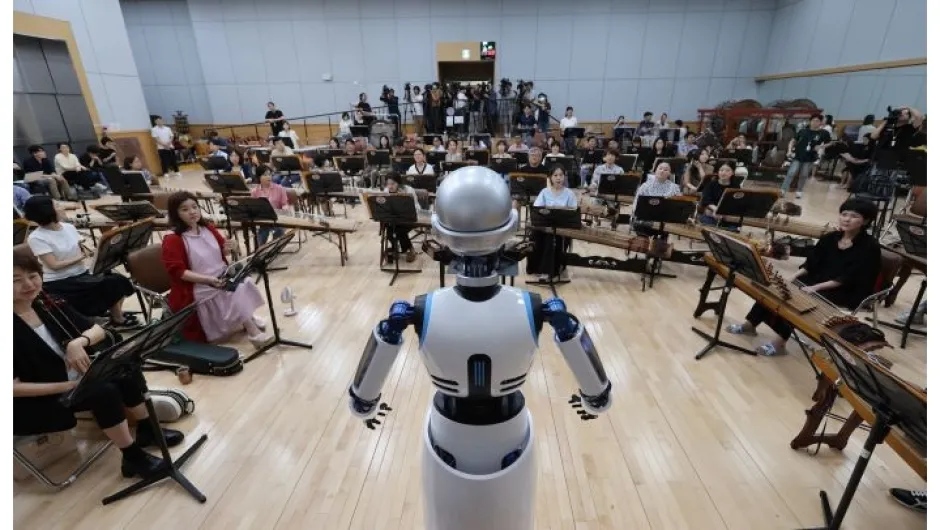 Робот дирижира Националния оркестър на Корея