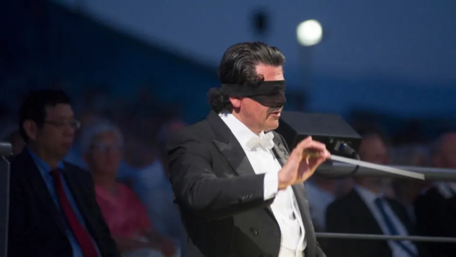 Алберто Веронези дирижира със завързани очи в знак на протест