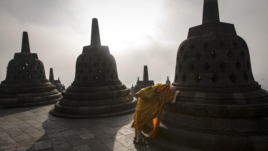 Статуя на Дейвид Бекъм пази будистки храм в Тайланд (ВИДЕО)