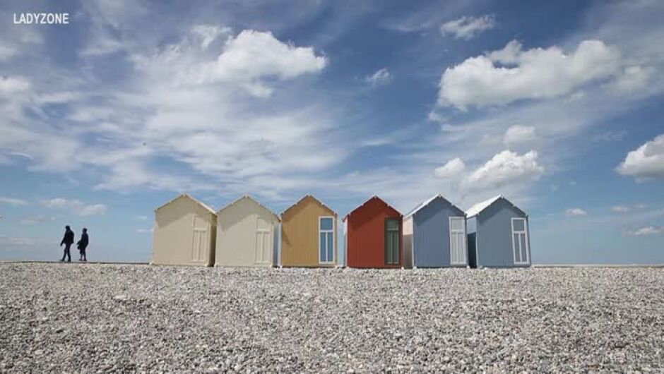440 разноцветни къщички за отдих красят най-дългата плажна ивица във Франция (ВИДЕО)