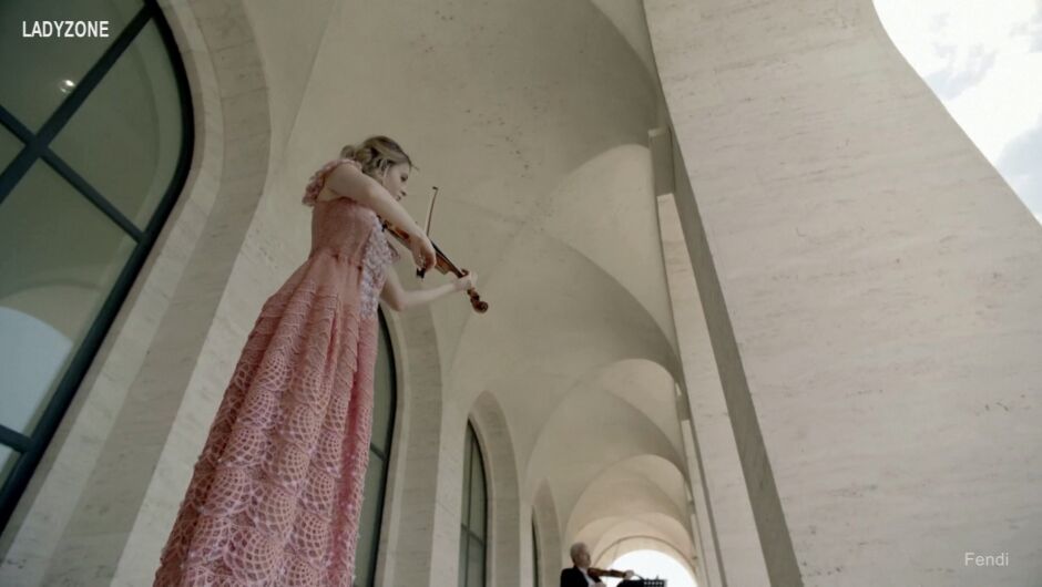 В рокля от Fendi и на прозореца на сграда, построена по поръчка на Мусолини: вижте това уникално изпълнение на Вивалди (ВИДЕО)