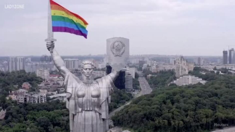 Сърп, чук и флаг на дъгата: смела акция в Киев (ВИДЕО)