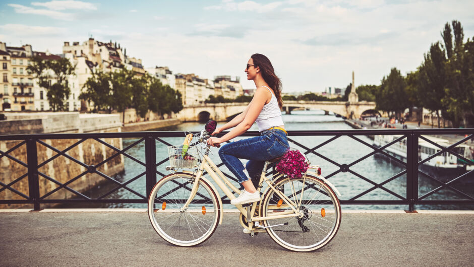 Без туристи и задръствания: вижте как живее Париж през лятото (ВИДЕО)