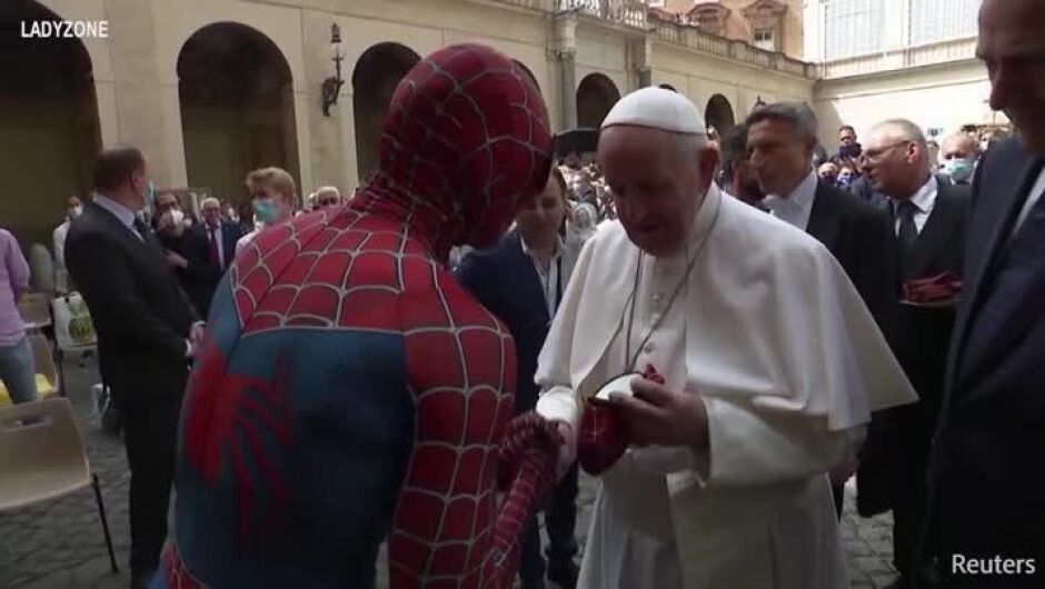 Папата се срещна със Спайдърмен (ВИДЕО)