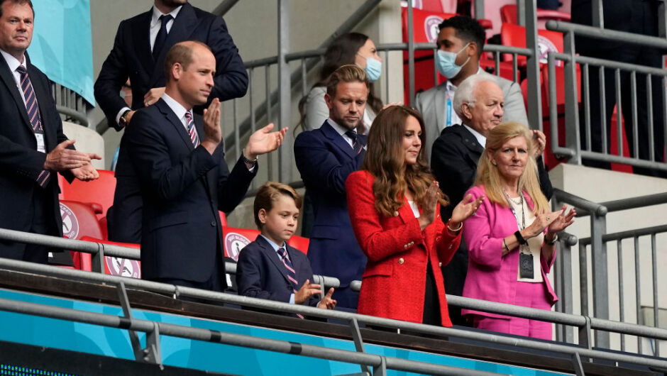 Малкият принц, облечен като баща си, и Кейт в червено сако на Zara донесоха късмет на Англия
