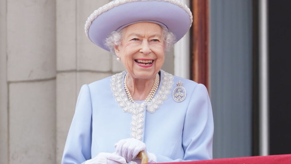 Парадът в чест на кралицата - тоалет в небесносиньо, бастун и 82 топовни изстрела