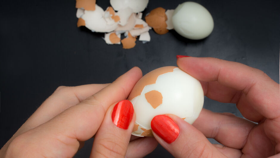 Великденски грим със сварено яйце - за перфектно нанасяне на фондьотена (ВИДЕО)