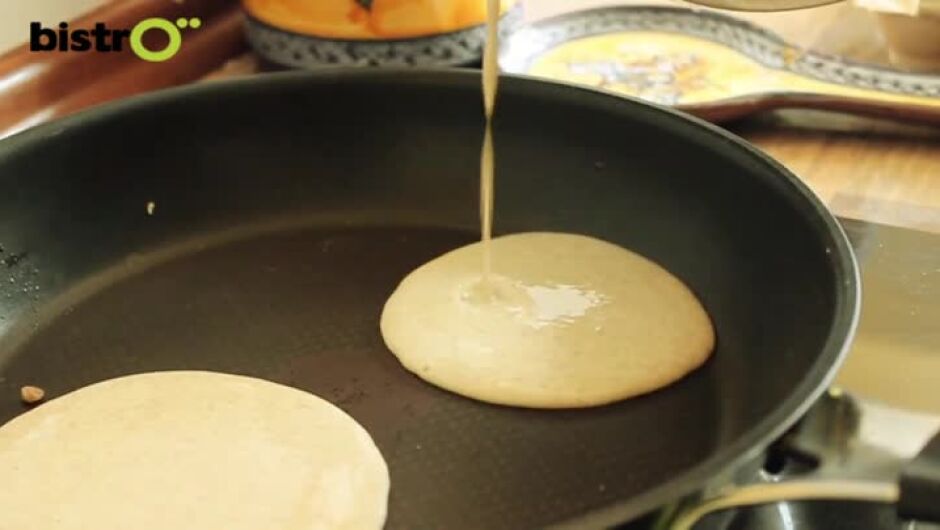 Любопитно видео от близо - как се приготвят палачинки, сладки, яйце, пуканки и бекон