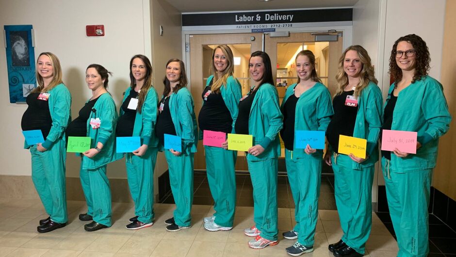 9 медсестри в родилно отделение очакват бебетата си по едно и също време (ВИДЕО)