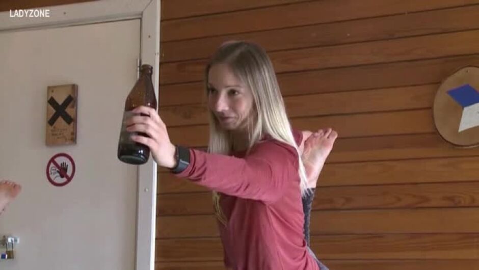 Йога с бира - новият хит в Латвия. Бутилка, вместо гиричка (ВИДЕО)