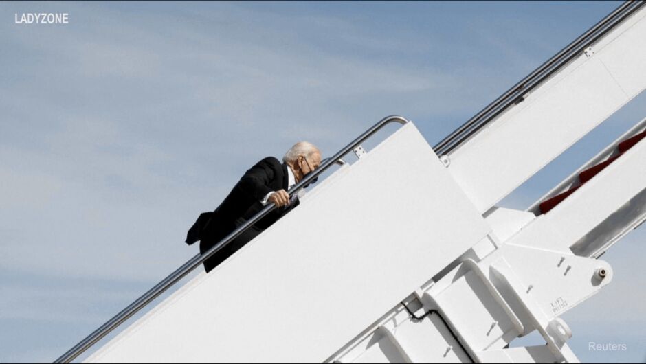 Джо Байдън се спъна на стълбите на президентския самолет и интернет го превърна в меме