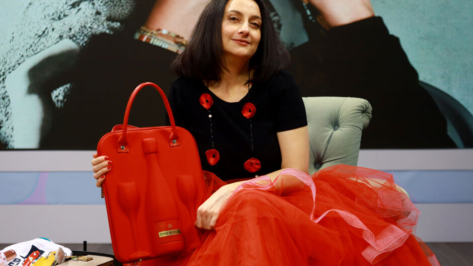 В чантата на Вяра Бориславова: Чанта за бутилка и две чаши, в която няма алкохол