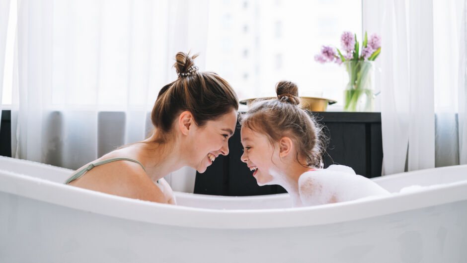 „Това е смущаващо!“ Тази майка обожава да се къпе с децата си, но хейтърите не са съгласни