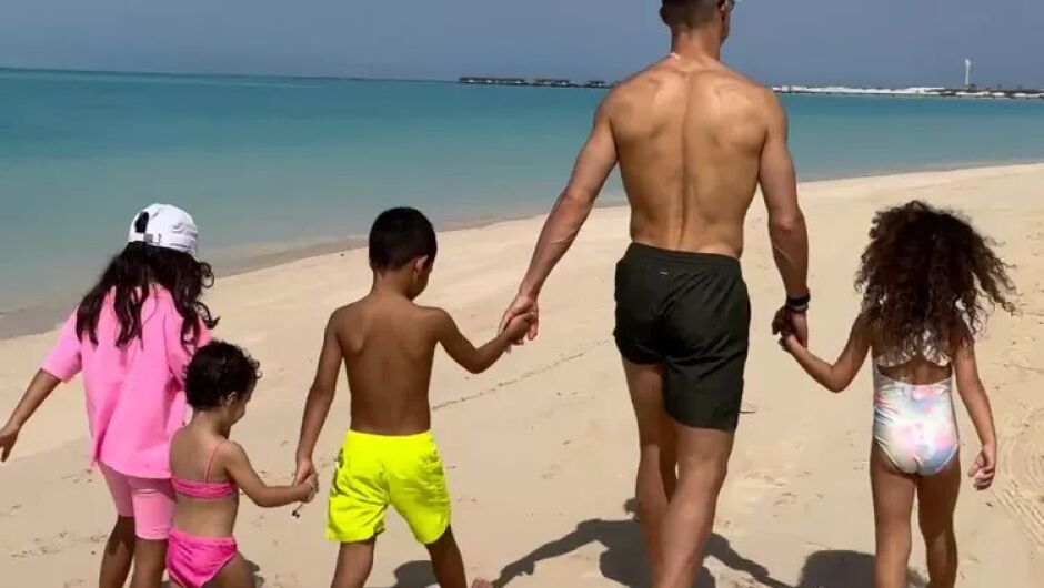 Когато Роналдо не тренира! С 4 деца на плажа може да е като в рая (СНИМКИ+ВИДЕО)