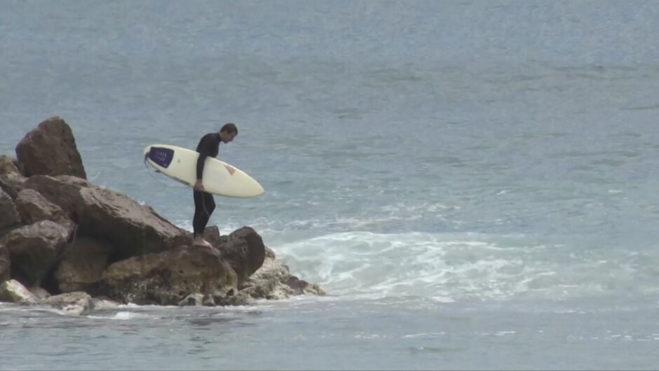 Сърфисти се гонят с брегова охрана по вълните край Кан (ВИДЕО)
