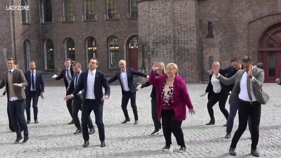 Вижте как танцуват премиерът Ерна Солберг и колегите ѝ от норвежкото правителство (ВИДЕО)