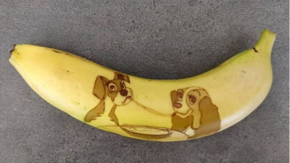 Жена рисува с гребен върху банани в името на благородна кауза (ВИДЕО)