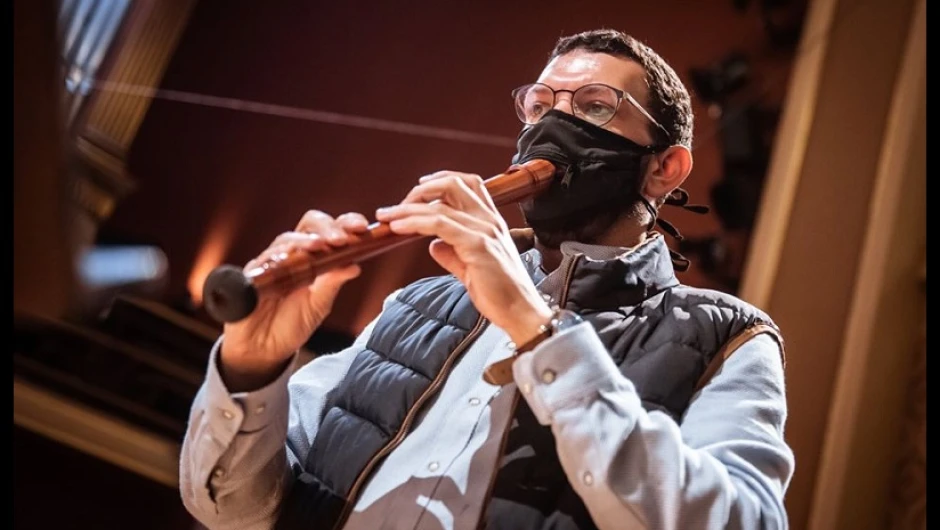 Чешката филхармония помага с концерти, а музикантите й свирят… с маски