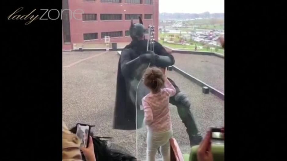 Полицай забавлява болни деца, като се прави на Батман (ВИДЕО)
