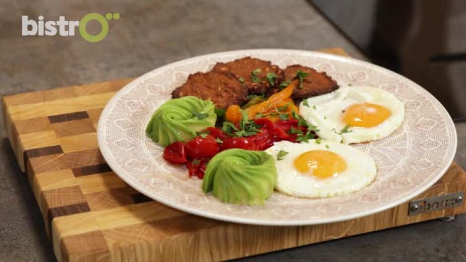 Суперхрани: Яйца с тиквени хашбрауни и зеленчуци