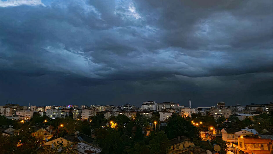 Ужас на летище София: Заради турбуленция и вятър самолет не успя да кацне (ВИДЕО)