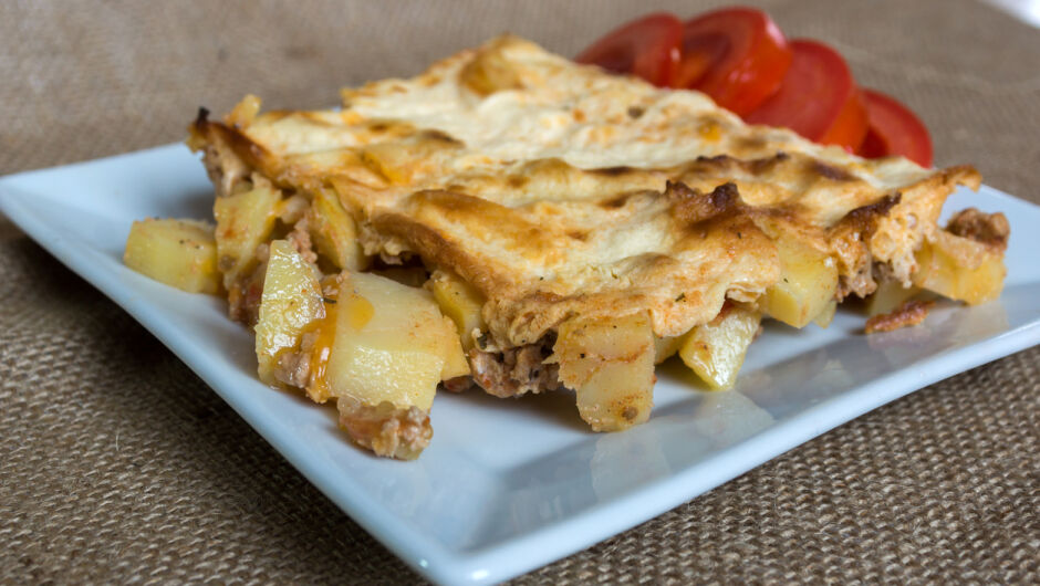 „Истина ли е, че“: Европа е „забранила“ на българите розовия домат, мусаката и православието? 