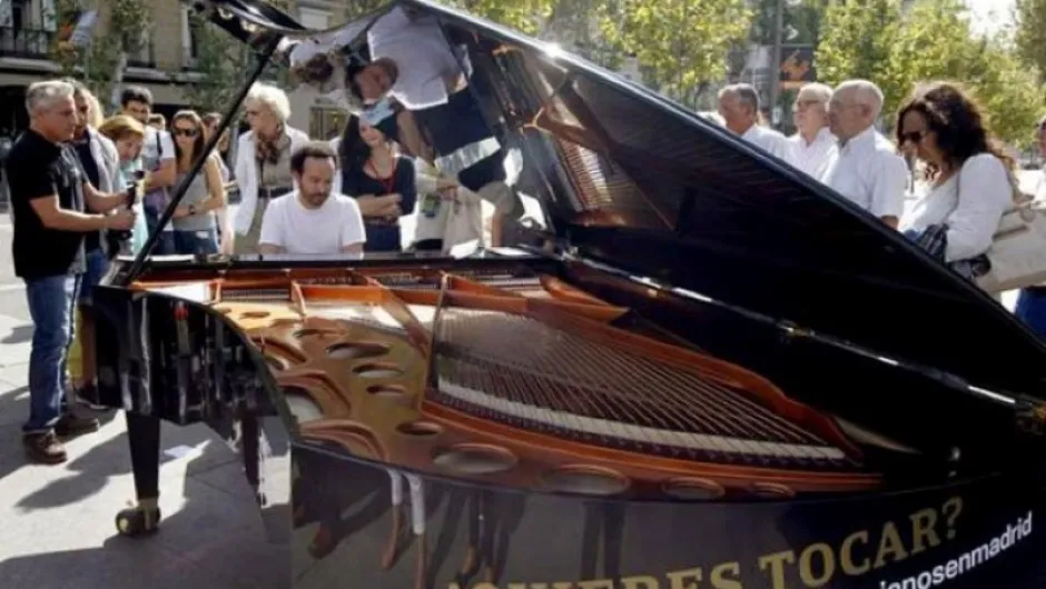 Защо Мадрид се напълни с рояли?