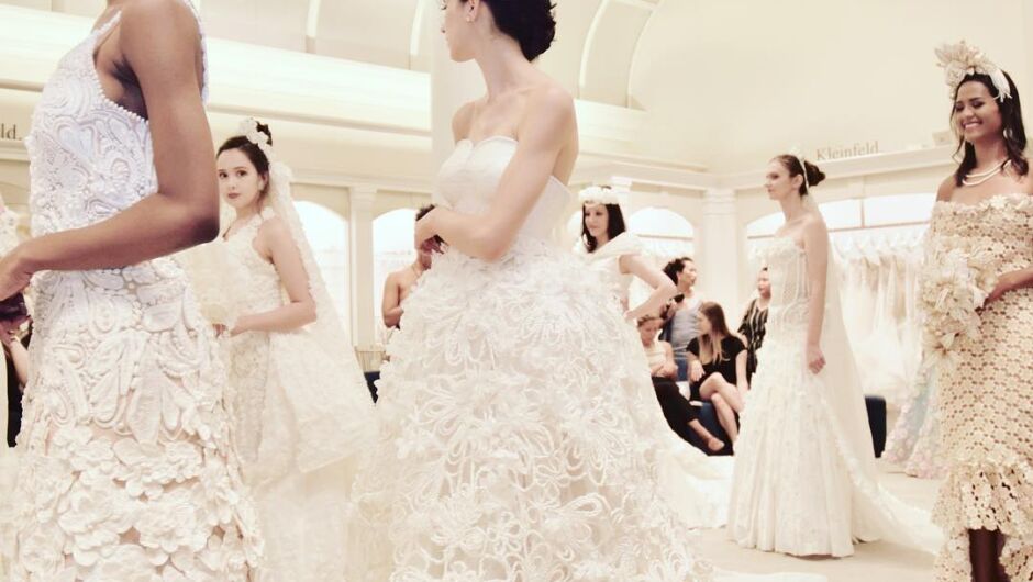 Най-красивите сватбени рокли, направени от тоалетна хартия (ВИДЕО)