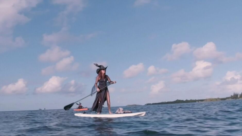 Вещици отбелязоха пълнолунието върху сърфове във Флорида (ВИДЕО)
