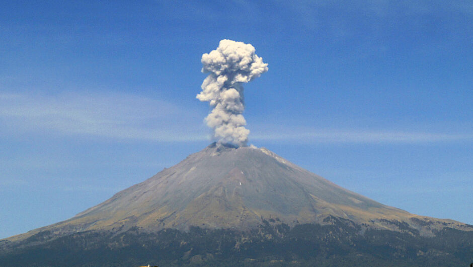Красотата на природата – пушещият вулкан Попокатепетъл от птичи поглед