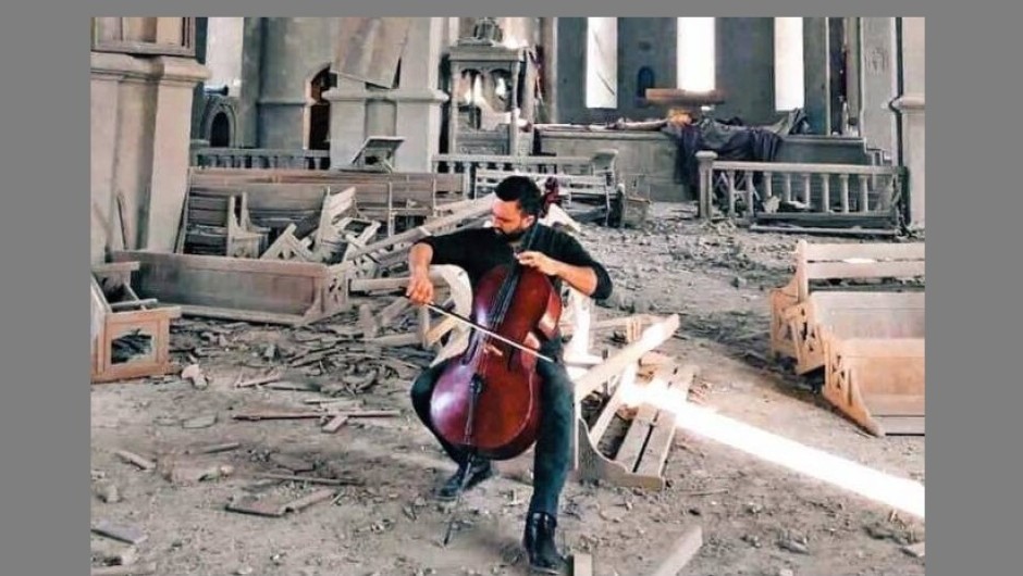 Арменски челист свири в разрушената църква в Нагорни Карабах