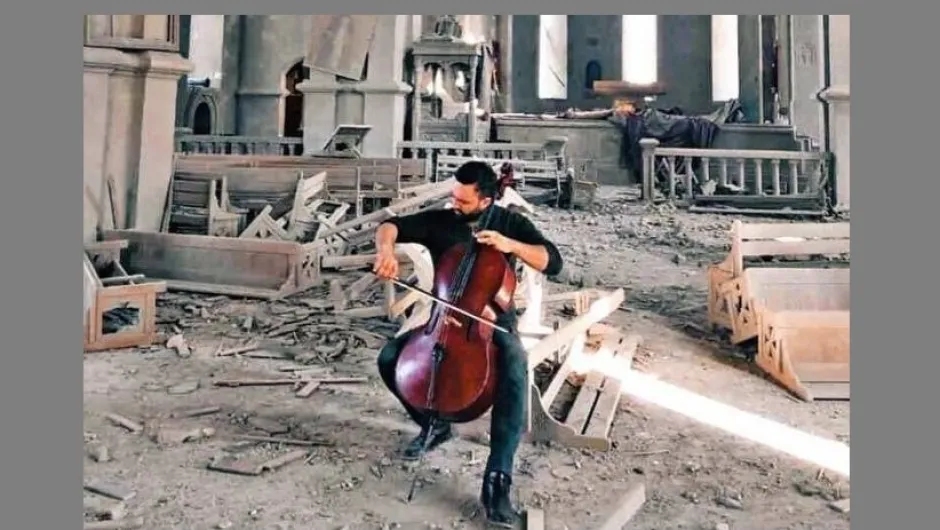 Арменски челист свири в разрушената църква в Нагорни Карабах